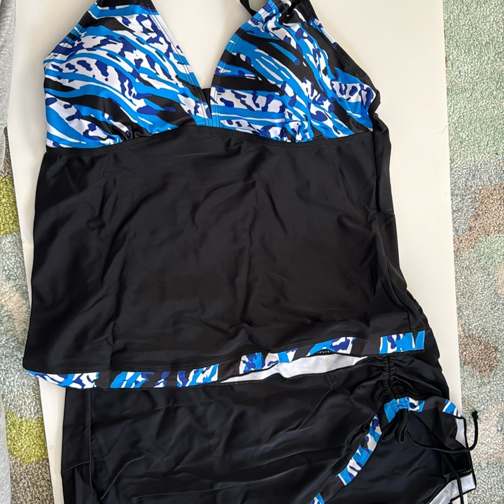 Rekita 2 piece Swimsuit in size Large NWT